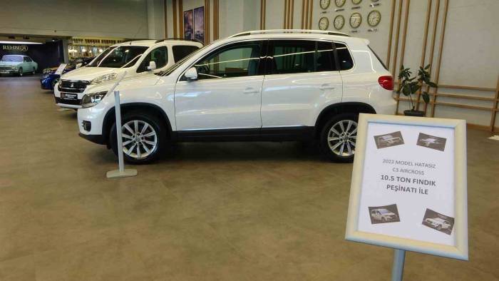 Bu Galerideki Tabelalarda Araç Fiyatı Değil, Fındık Miktarı Yazılıyor