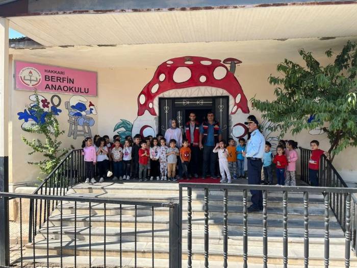 Hakkari’de Minik Öğrenciler İtfaiye Hakkında Bilgilendirildi