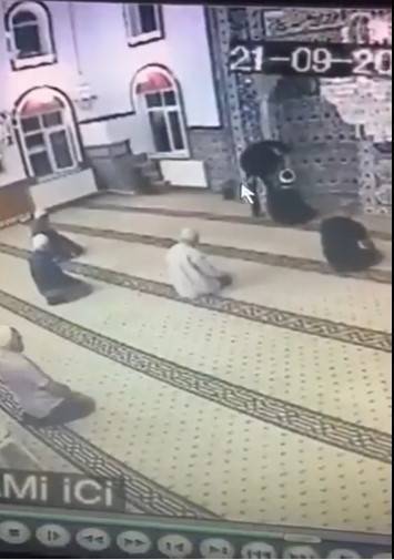 Isparta’da Camiye Ayakkabı İle Giren Şahsın Akıl Sağlığının Yerinde Olmadığı Ortaya Çıktı