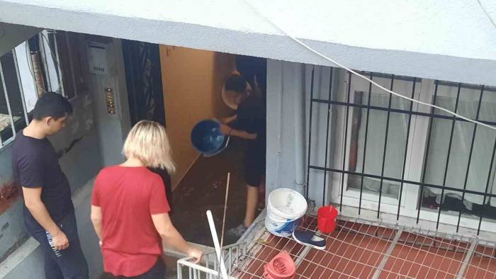 Kağıthane’de Evleri Su Bastı, Bir Anne Ve Bebeği Mahsur Kaldı