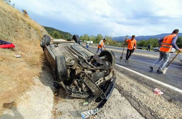 Takla Atan Otomobildeki 3 Kişi Yaralandı