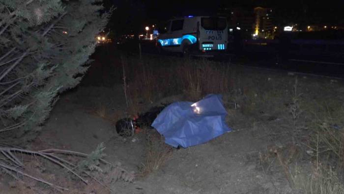 Virajı Alamayan Motosiklet Şarampole Devrildi: 1 Ölü