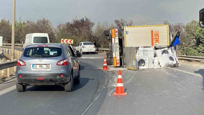 Beyaz Eşya Taşıyan Tır Devrildi, Sürücü Burnu Bile Kanamadan Kurtuldu