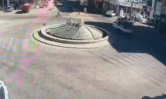 Bisikletli Çocuk Kamyonete Böyle Çarptı