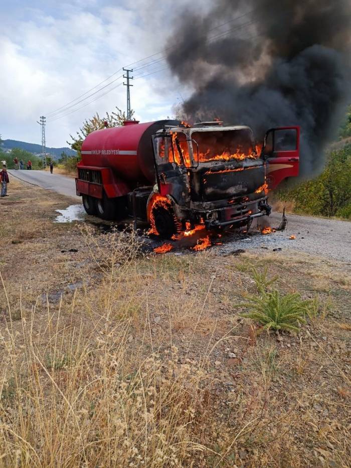 Yangına Müdahale İçin Köye Giden İtfaiye Aracı Yolda Yandı