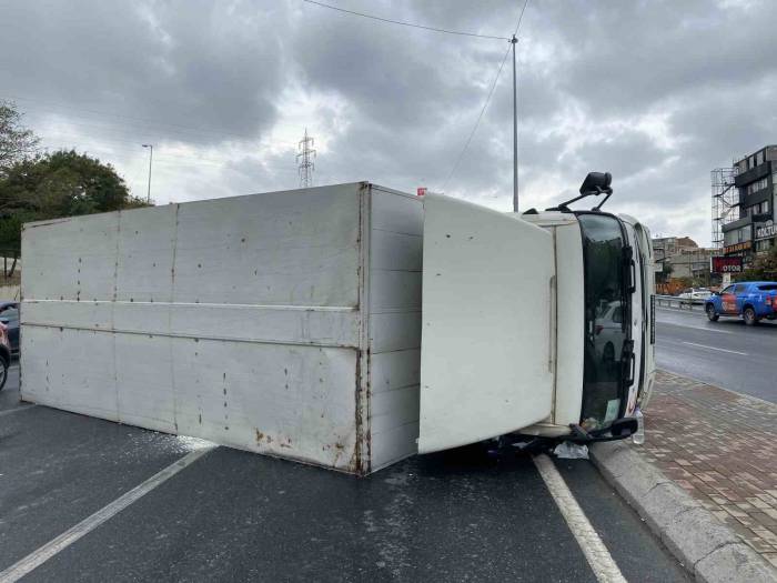 Küçükçekmece’de Kayganlaşan Yolda Kamyon Devrildi