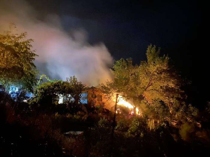 Manisa’da Yıldırım Düşen Ev Alev Alev Yandı