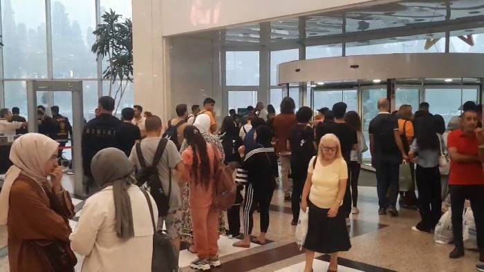 Aşırı Yağış Nedeniyle Müşteriler Cevahir Alışveriş Merkezi’nde Mahsur Kaldı