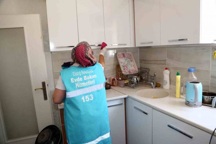 Elazığ Belediyesi Yaşlı, Kimsesiz Ve Engelli Vatandaşların Yanında Olmaya Devam Ediyor