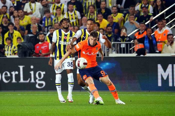 Trendyol Süper Lig: Fenerbahçe: 3 - Rams Başakşehir: 0 (İlk Yarı)