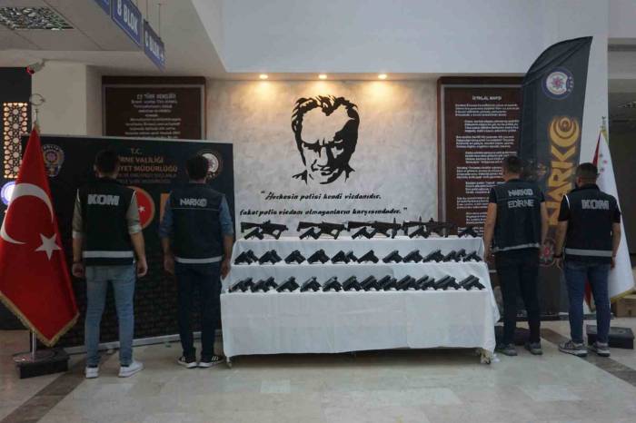 Edirne Emniyetinden Silah Kaçakçılarına Operasyon: Tır Sürücüsü Gözaltına Alındı