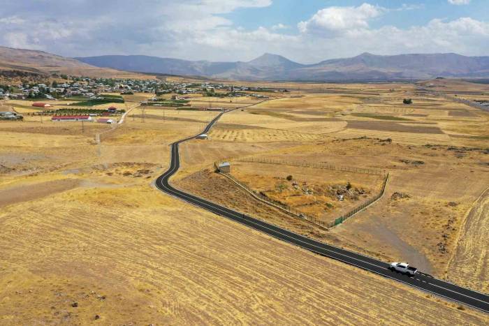 Muradiye’de 4 Mahallenin 13 Kilometrelik Yolu Sıcak Asfalta Kavuştu