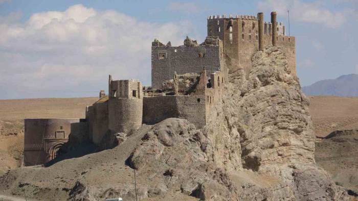 Kartal Yuvası Görünümlü Hoşap Kalesi Turizme Açılıyor