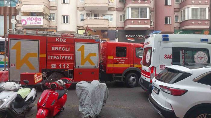 Evde Sinir Krizi Geçiren Kadın Ekipleri Alarma Geçirdi