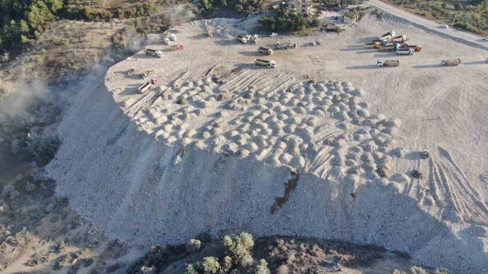 Depremin Yerle Bir Ettiği Enkaz Kentten Geriye Moloz Dağları Kaldı