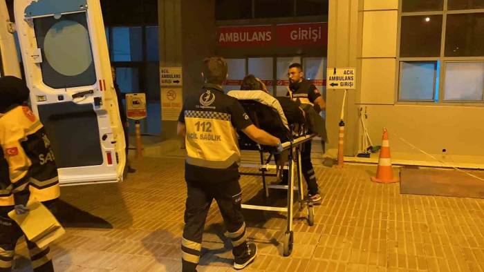 Eşine Kızdı Kendini Bıçakladı