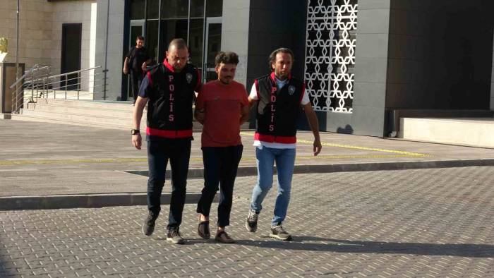 Ak Parti’nin Seçim İrtibat Ofisine Taşlı Saldırıyı Gerçekleştiren Şüpheli Adliyeye Sevk Edildi