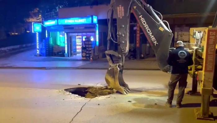 İşlek Cadde Oluşan Çukur Sürücülere Zor Anlar Yaşattı
