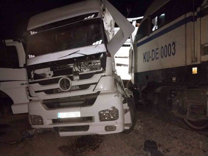 Diyarbakır’da Trenin Çarptığı Tırın Sürücüsü Ağır Yaralandı, Hayvanlar Telef Oldu
