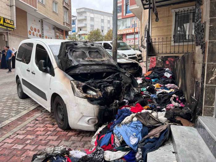 Yaşlı Kadının Sokakta Sattığı Kıyafetleri Yaktı, Sıçrayan Alevler 2 Aracı Küle Çevirdi