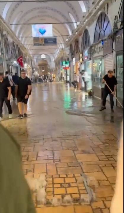 Tarihi Kapalıçarşı’yı Su Bastı, Esnaf Zor Anlar Yaşadı