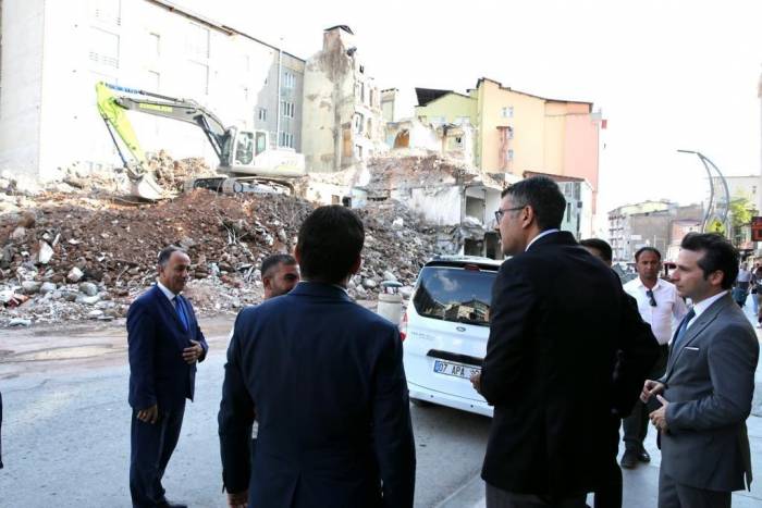 Vali Çelik, Eski Öğretmen Evi Yıkımında İnceleme Yaptı