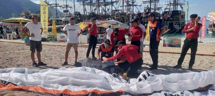 İngiliz Paraşütçü Plaja Çakıldı, Yardımına Jandarma Koştu