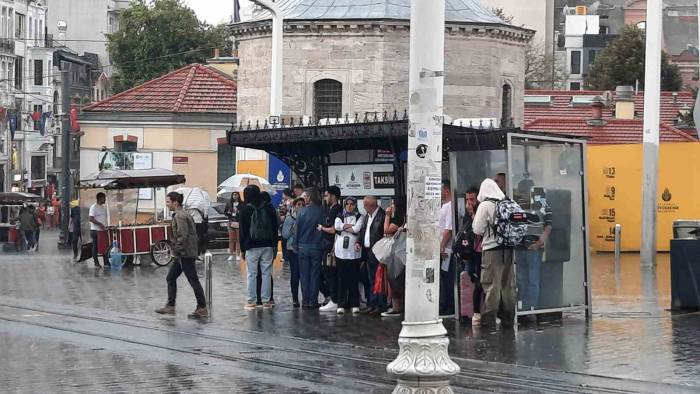 Taksim’de Yağmur Etkili Oldu: Beyoğlu’nun Ara Sokaklarında Ortaya Şelaleyi Andıran Görüntüler Çıktı