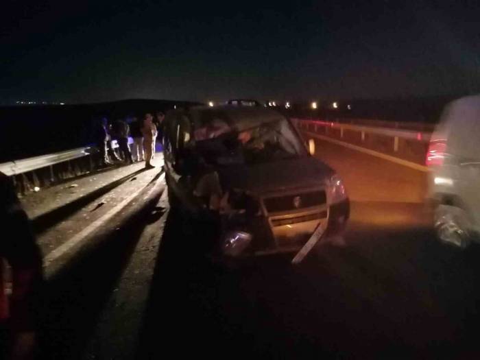 Kars’ta Otomobil Traktöre Çarptı: 2 Yaralı