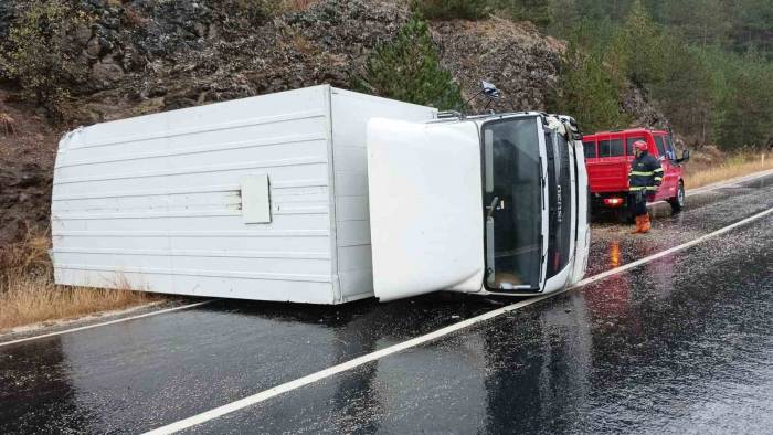 Kastamonu’da Devrilen Kamyonun Sürücüsü Yaralandı