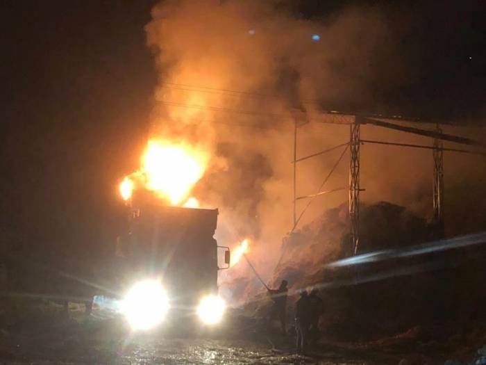 Konya’da Çiftlikte Bulunan Yaklaşık 10 Bin Saman Balyası Alevlere Teslim Oldu
