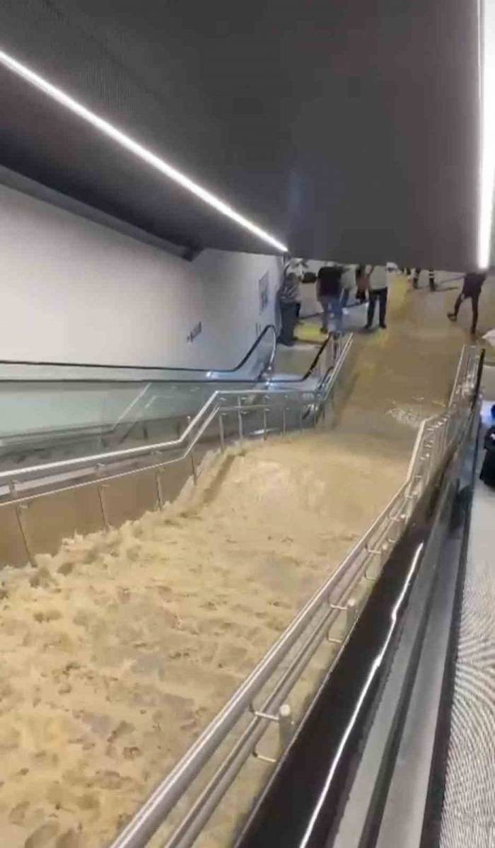 Pendik’te Metro Durağını Su Bastı