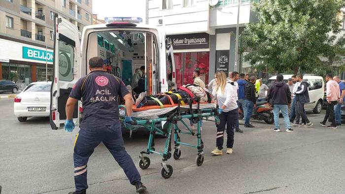 Çorum’da Otomobil İle Motosiklet Çarpıştı: 2 Yaralı