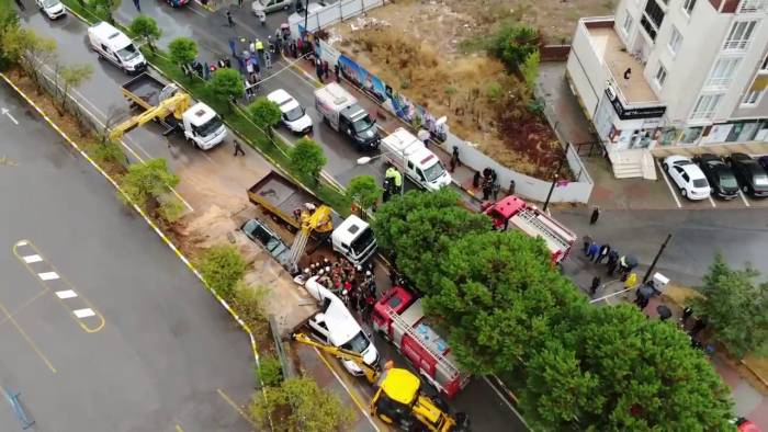Pendik’te Çöken İstinat Duvarının Altında Kalan Araçta Sıkışan Kişiyi Kurtarma Çalışması Devam Ediyor