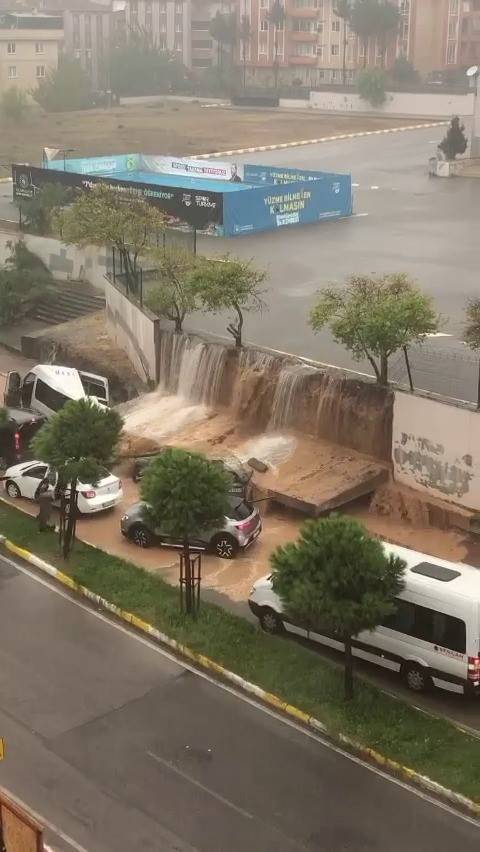 Pendik’te İstinat Duvarını Çöktüğü Esnada Panik Anları Böyle Görüntülendi