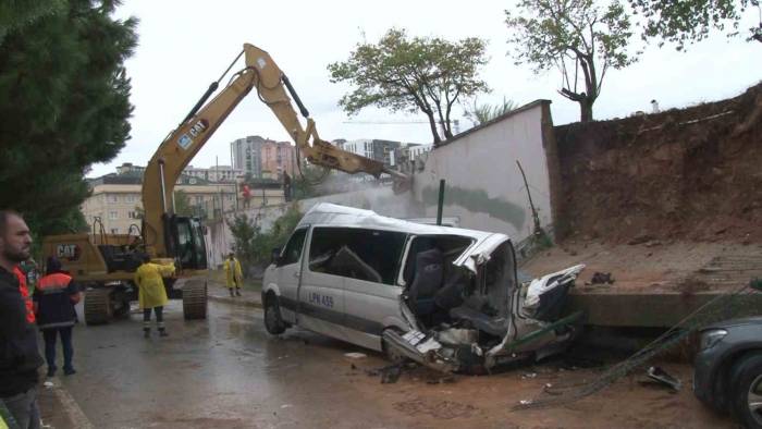 Pendik’te Çöken İstinat Duvarının Altında Kalan Minibüsteki Kişi Kurtarıldı