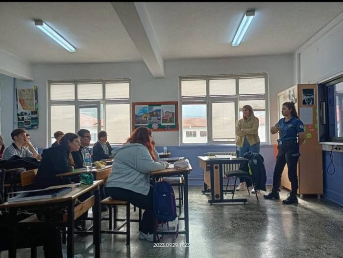Polislerden Öğrencilere Trafik Eğitimi
