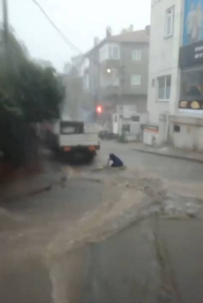 Sancaktepe’de Sel Sularına Kapılan Bir Kişi Araç Altında Kaldı