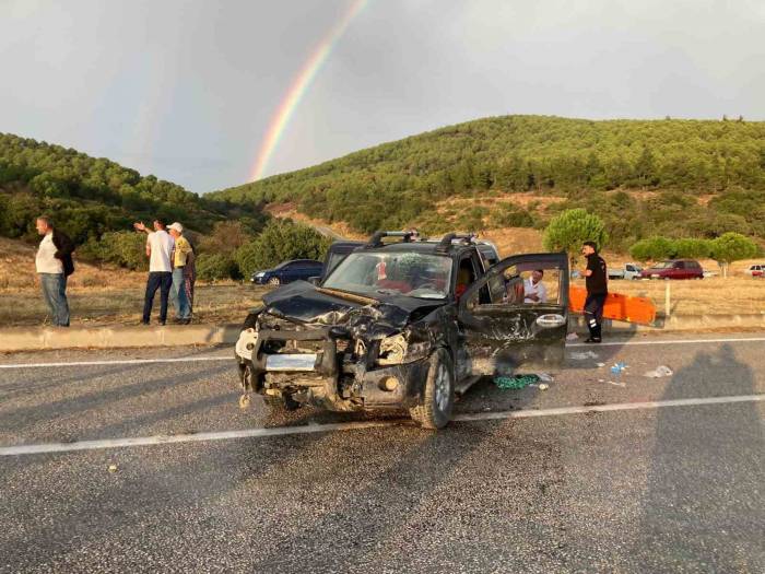 Kontrolden Çıkan Araç Karşı Şeritte Otomobille Çarpıştı: 6 Yaralı