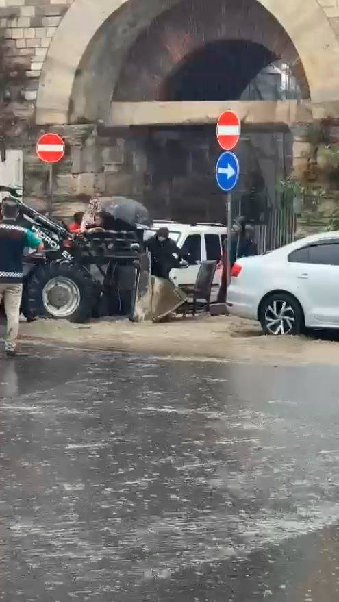 Zeytinburnu’nda Su Birikintisinde Kalan Vatandaşlar İş Makinasıyla Çıkarıldı