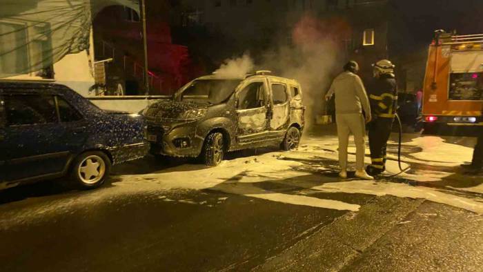 Park Halindeki Araç Alev Alev Yandı