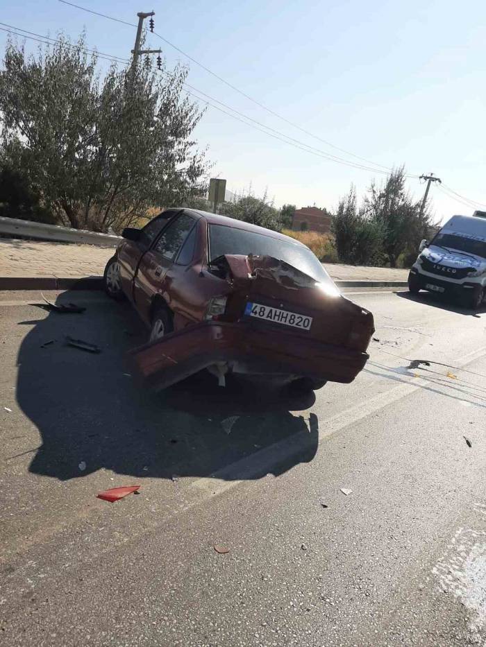 Kamyonun Çarptığı Otomobil Savrulup İki Araca Çarparak Durabildi