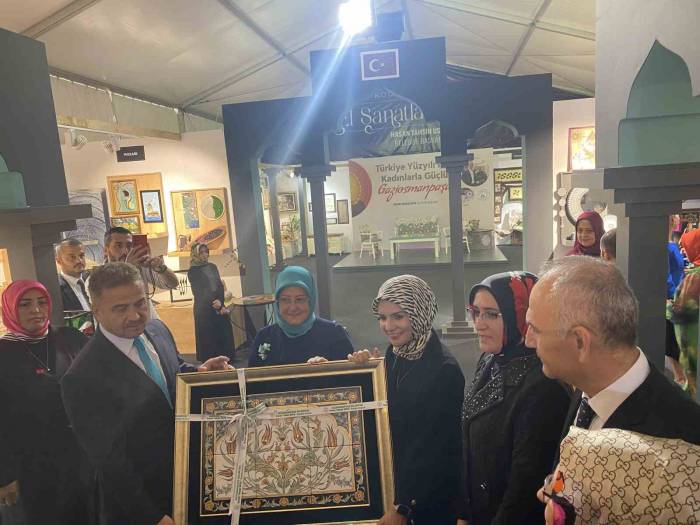 Bakan Göktaş, Gaziosmanpaşa’da ’el Sanatları Sergisi’ni Ziyaret Etti
