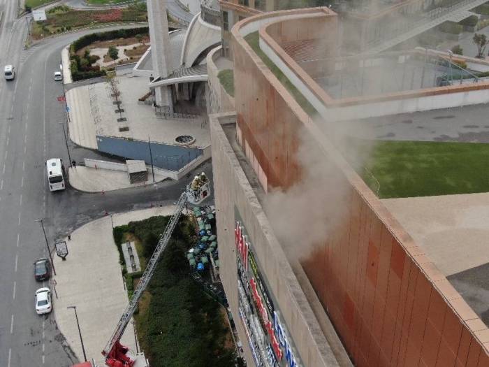 Maltepe’de Avm’de Çıkan Yangın Paniğe Neden Oldu