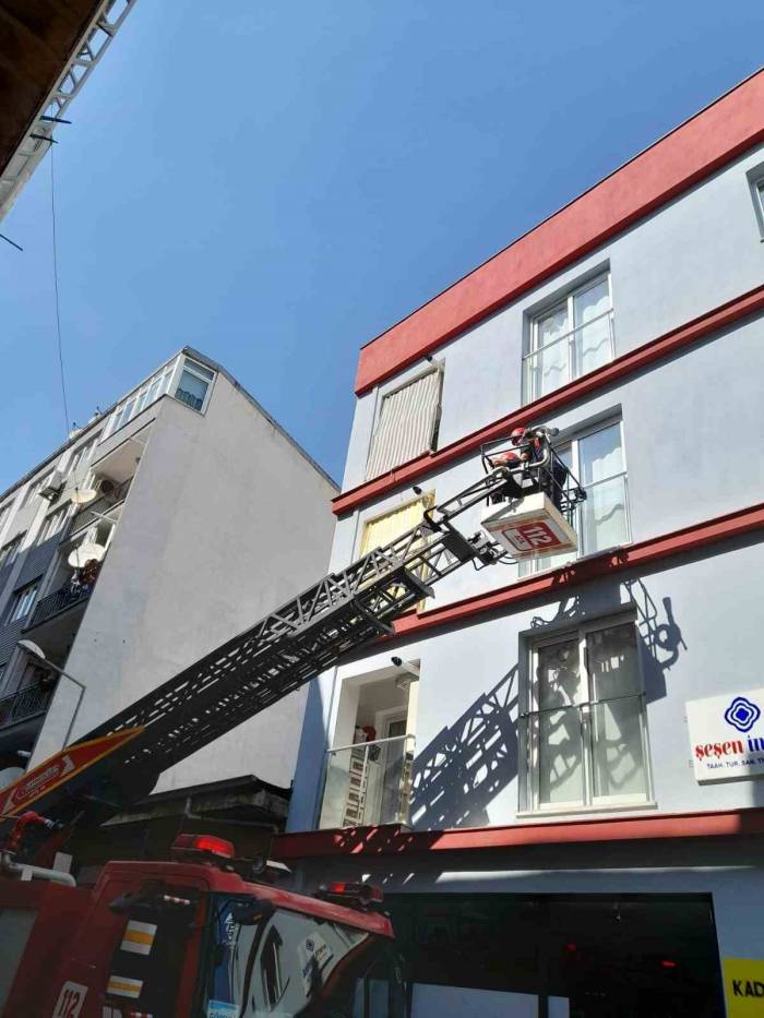 İtfaiye Ekipleri, Sıkışan Kumru Yavrusu İçin Seferber Oldu