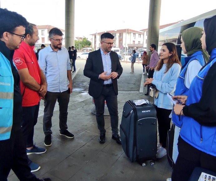 Üniversiteye Gelen Gençleri Yazıcı Karşıladı