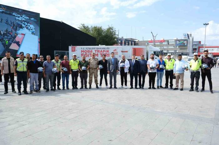 Trafik Cezası Olmayan Motosiklet Sürücülerine Kask Dağıtıldı