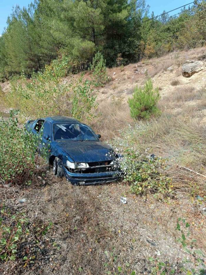 Yoldan Çıkan Otomobil Şarampole Uçtu: 3 Yaralı