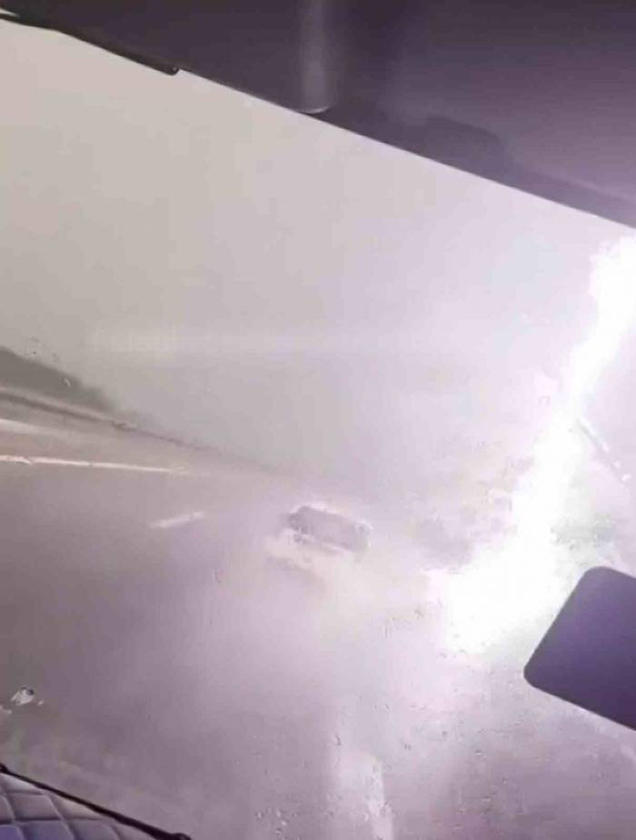 Yoldaki Araçların Yanına Düşen Yıldırım Kamerada