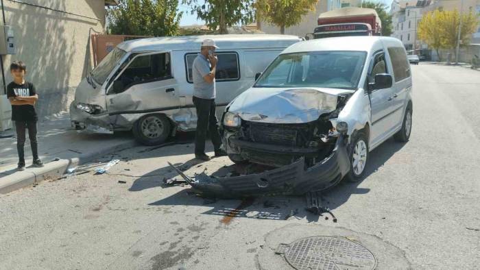 Konya’da Kamyonet İle Hafif Ticari Araç Çarpıştı: 2 Yaralı
